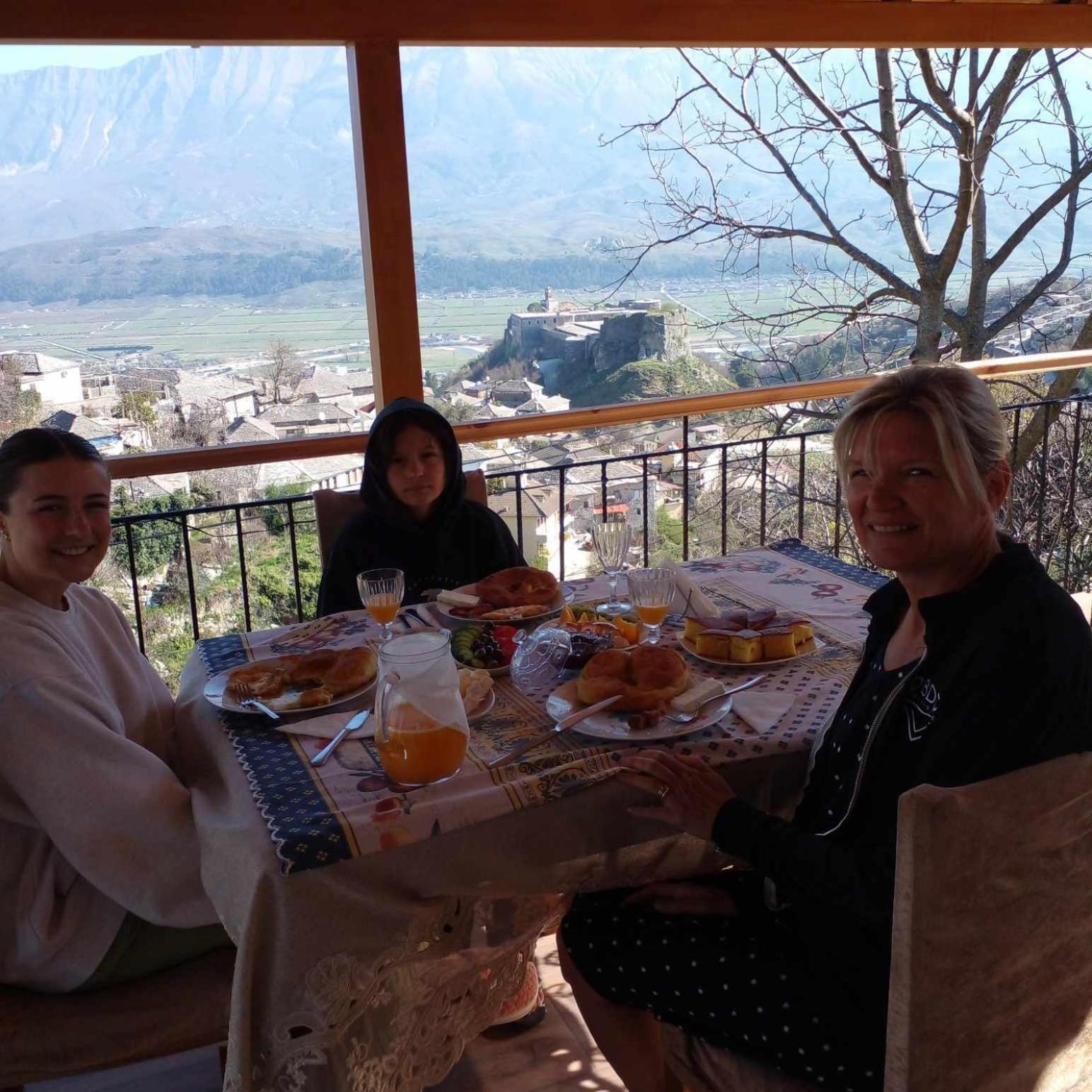 Guest House Hasko Gjirokastër Esterno foto